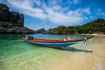 Fototapeta na wymiar longtail boat on tropical beach in thailand