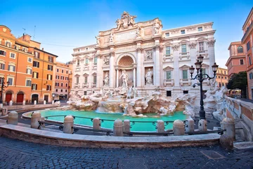 Photo sur Aluminium Rome Fontaine majestueuse de Trevi dans la vue de rue de Rome