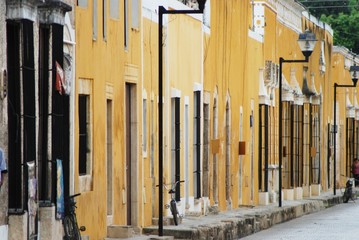 Obraz premium Calles de Izamal, la ciudad colonial amarilla de Yucatán, México.
