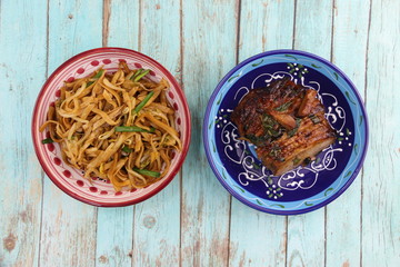 Repas chinois, canard laqué et nouilles