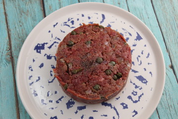 Tartare de bœuf sur une assiette