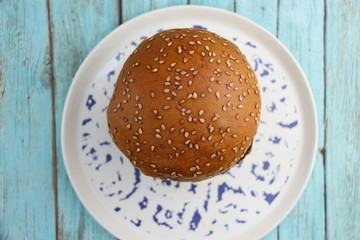Burger sur une assiette