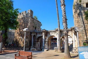 Obraz premium Hadrian's Gate, Antalya landmark. Ancient construction of the Gate of Hadrian
