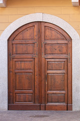 porta di legno facciata di casa antica europa