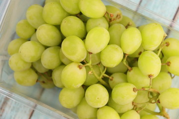 Raisins blanc dans une barquette