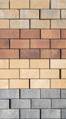 Betonpflastersteine in verschiedenen Farbvarianten bei einem Baustoffhandel