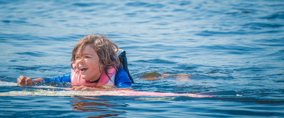 Radość dziecka podczas zabawy w wodzie