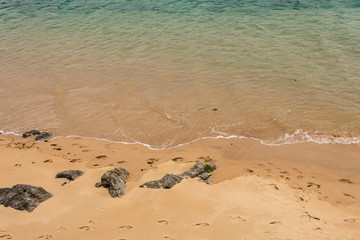 Rocas junto a la orilla del mar