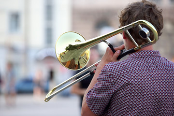 Reflection of the street in the instrument solo trumpet.