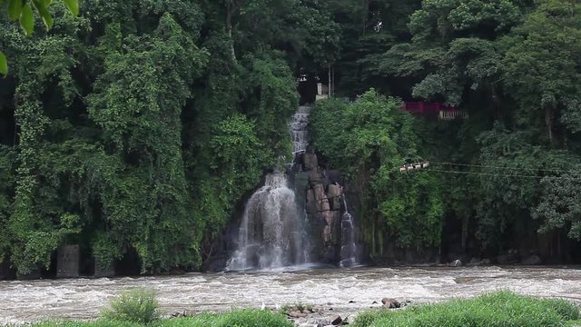 Piracicaba river with waterfall in the background
Rio de piracicaba com cachoeira ao fundo