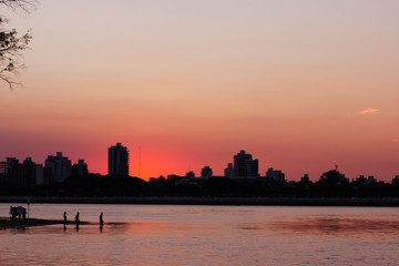 Cae el sol sobre la ciudad