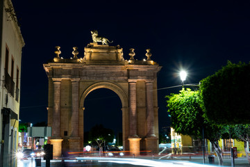 Arco de la calzada de noche, León guanajuato, mexico