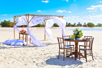 table setting on the beach, wedding beach, altar, natural flowers, chinese new year, new year, banquet, year-end party, new year party, table setting, beach party, wedding tent and cake table