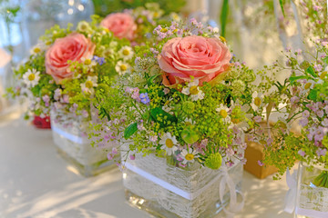 romantische Rosendekorationen im Nude Look