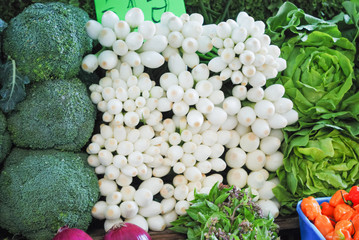 mazos de cebollas en mercado de la Ciudad de México. © Marotoson