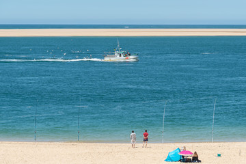 BASSIN D'ARCACHON (France), plage du Petit Nice et pêcheurs devant le banc d'Arguin