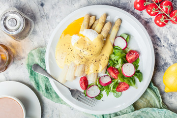 White asparagus with poached egg