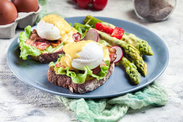Sandwiches with bacon, poached egg and asparagus