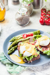 Sandwiches with bacon, poached egg and asparagus