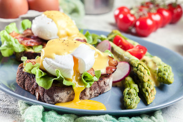 Sandwiches with bacon, poached egg and asparagus