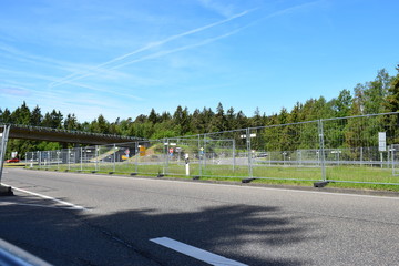 eingezäunte Straße bei Nürburg