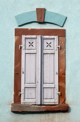 Malerisches Fenster in alter Hausfassade