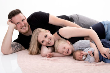 Glückliche Familie im Fotostudio