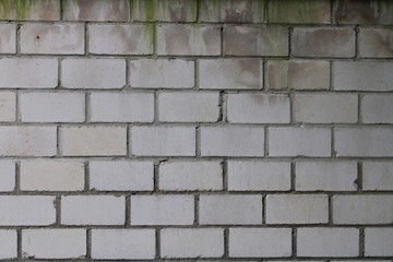 weiße Mauer dreckig