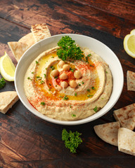 Hummus with olive oil, paprika, lemon and pita bread