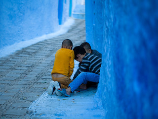 Niños jugando en una calle de Chauen, Marruecos