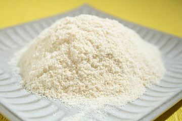 大豆から作られたおからパウダー（okara powder）：豆腐を作るときに出る「おから」を粉末にした健康食材（日本）