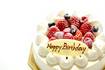 誕生日のショートケーキホールと白バック