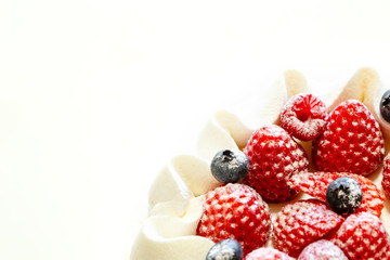 生クリームとイチゴのショートケーキのアップと白バック