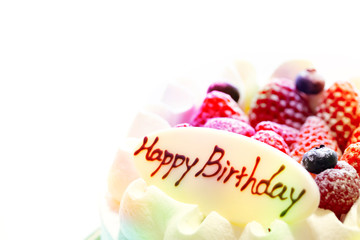 カラフルなお誕生日のイチゴとブルーベリーのケーキ