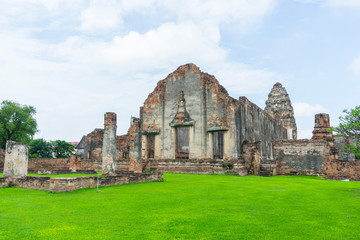 Fototapeta na wymiar Ruin of Wat Phra Si Mahathat in Lopburi,Thailand. 