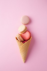 Macarons in een ijsje op een roze achtergrond van bovenaf gezien. Bovenaanzicht