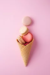 Vlies Fototapete Macarons Macarons in einer Eistüte auf einem rosa Hintergrund, der von oben betrachtet wird. Ansicht von oben