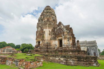 Fototapeta na wymiar Ruin of Wat Phra Si Mahathat in Lopburi,Thailand. 