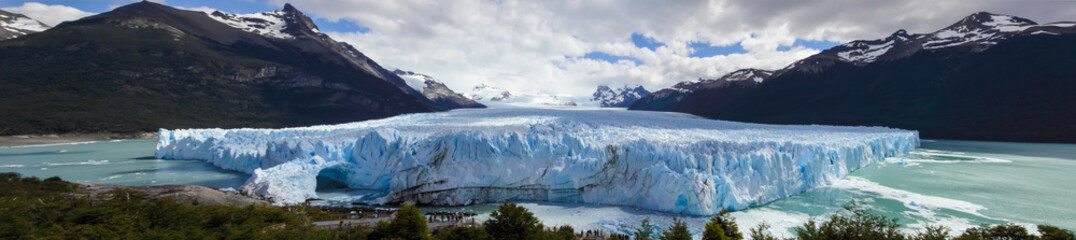 Fototapeta na wymiar Panoramic view of all Perito Moreno Glacier, El Calafate, Argentina