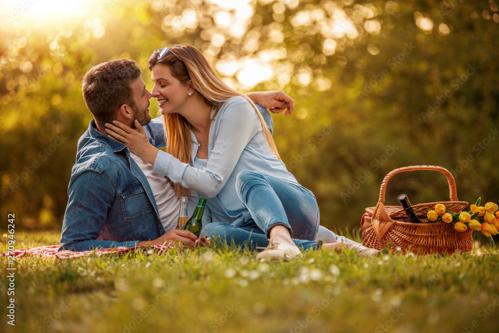 Wall mural couple on a picnic