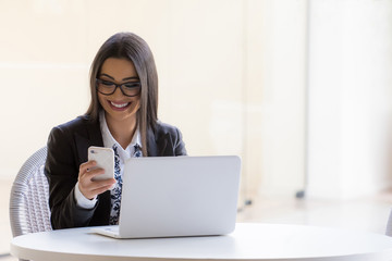 Mulher de negócios com computador e celular