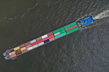 Deurstickers Luftaufnahme Binnenschiff mit Containern © NEWS&ART