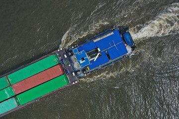 Luftaufnahme Binnenschiff mit Containern