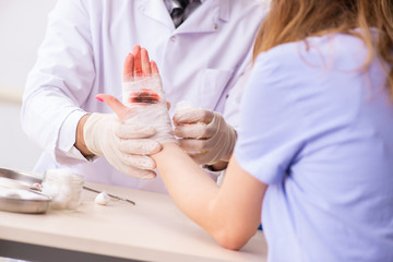 Obraz na płótnie Canvas Hand injured woman visiting doctor traumatologist 