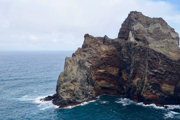 Panoramalandschaft mit Felsen am Atlantik bei Madeira (Ponta de São Lourenço)