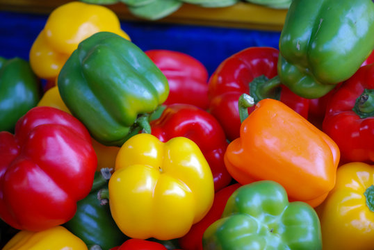 Mont&oacute;n de Pimiento morr&oacute;n en tianguis de la Ciudad de M&eacute;xico.