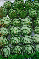 alcachofas apiladas en Tianguis de la Ciudad de México.