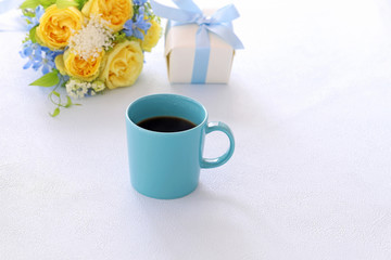 コーヒー　バラの花束とプレゼント
