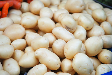 Montón de papas en mercado de la Ciudad de México. © Marotoson