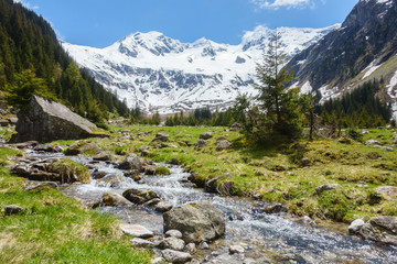 Fototapeta na wymiar Gebirgsbach von einem Gletscher in den Tiroler Bergen